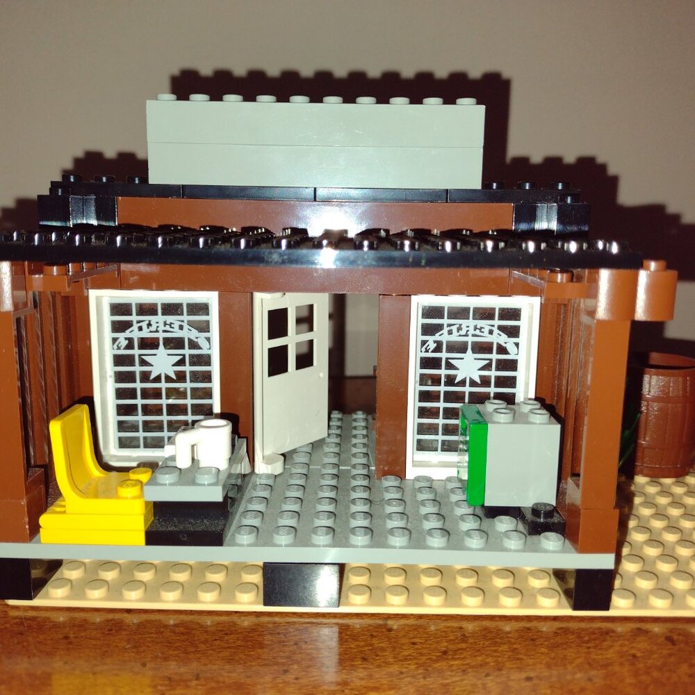 Like new Lego Sheriff's Lock Up Prison w Exploding Jail Cell, retired w orig box - Picture 10 of 15